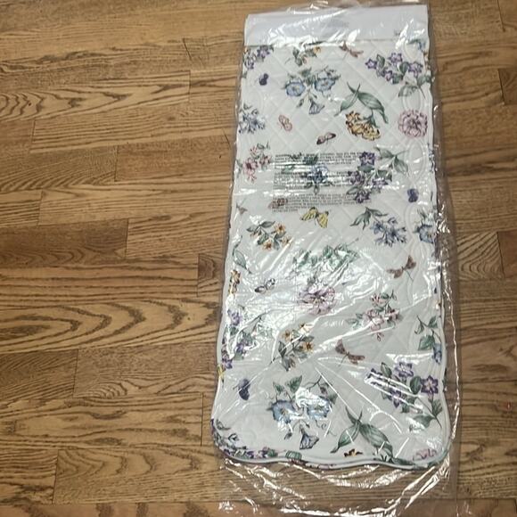 LENOX DECORATIVE NWT TABLE RUNNER 14X70 (36cm X 178 cm) - Picture 4 of 6